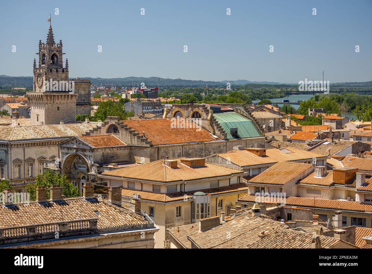 Avignone, in Provenza-Alpi-Côte Azzurra, Francia, Europa, paesaggio urbano con vista sul teatro dell'opera di Opera Grand Avignon (MID), torre del municipio Foto Stock
