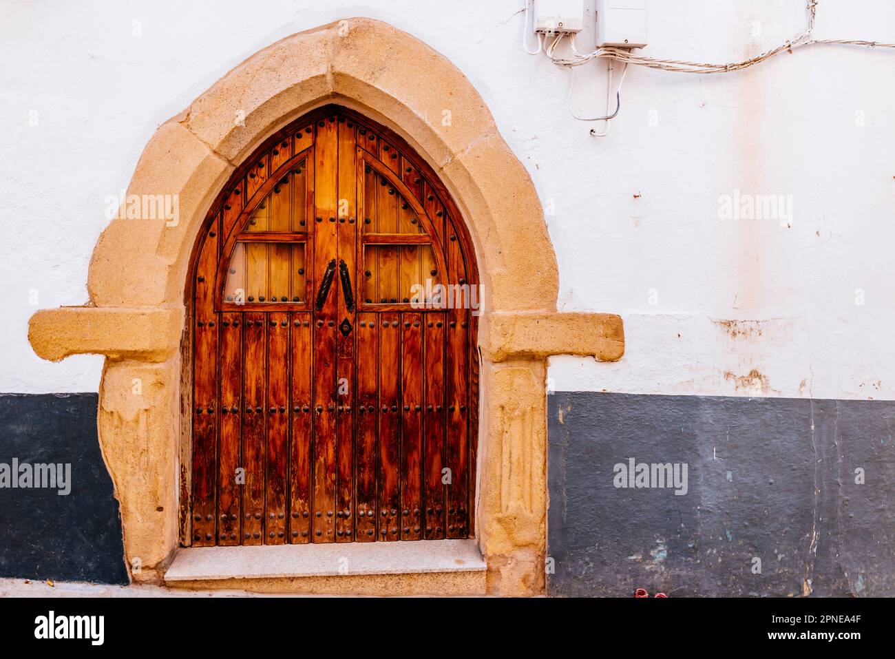 Particolare delle porte della casa. Albuquerque quartiere medievale strada. Quartiere medievale 'Villa Adentro'. Villa Adentro o Barrio de la Teta Negra. Alburquer Foto Stock