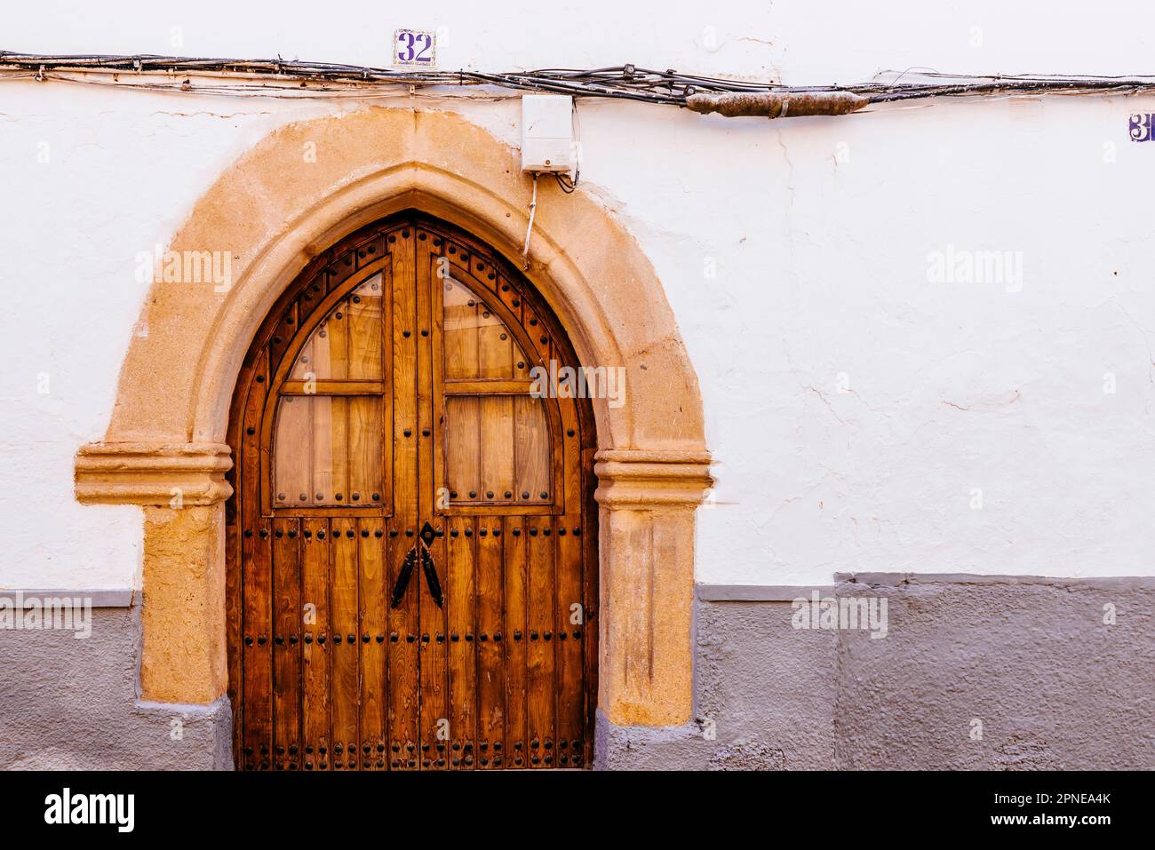 Particolare delle porte della casa. Albuquerque quartiere medievale strada. Quartiere medievale 'Villa Adentro'. Villa Adentro o Barrio de la Teta Negra. Alburquer Foto Stock