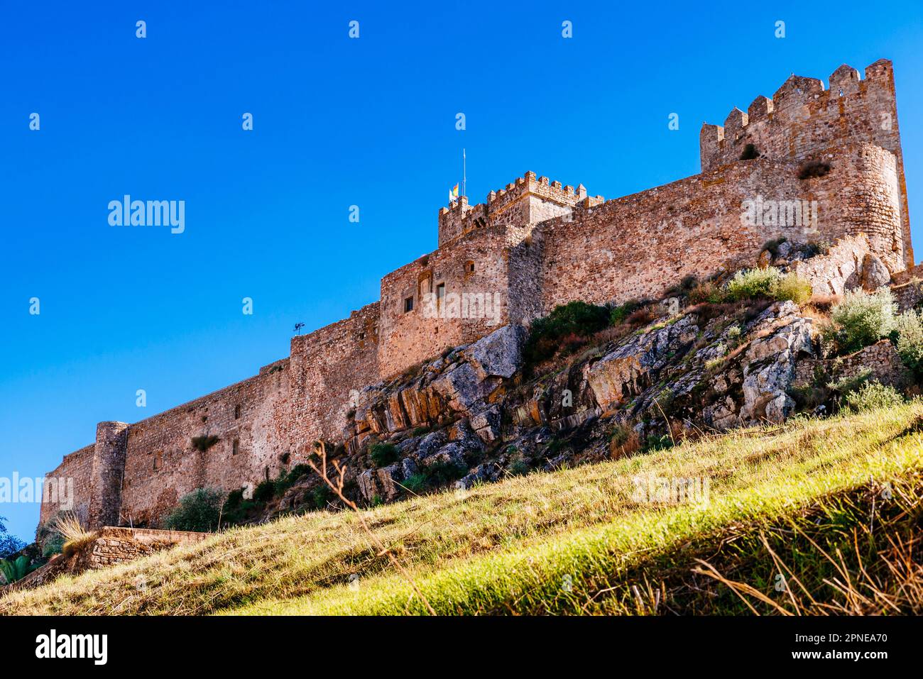 Il Castello di Alburquerque è una fortezza del tardo Medioevo. La fortezza è conosciuta anche come Castillo de Luna dopo uno dei suoi principali costruttori, Don Álvaro Foto Stock