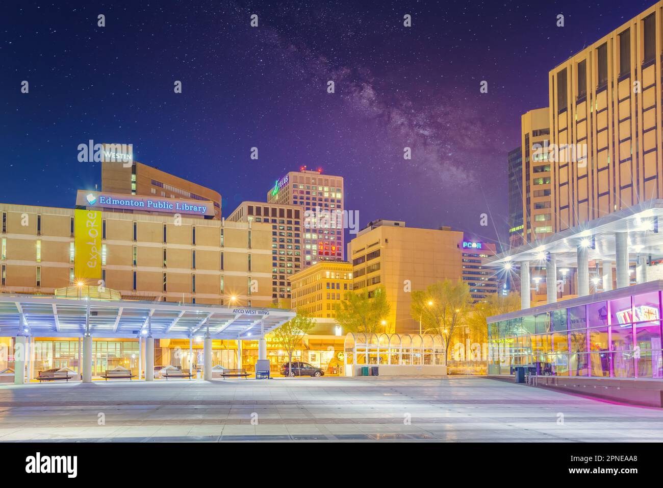Churchill Square nel centro di Edmonton, Alberta, Canada di notte. Foto Stock