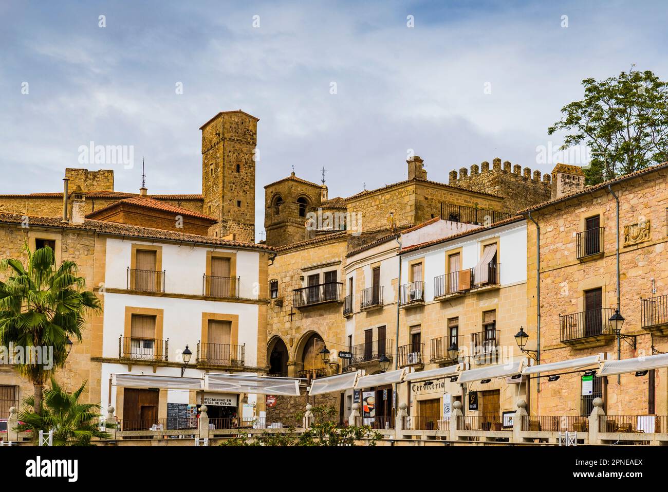 Particolare della Plaza Mayor di Trujillo e dietro l'Alcazaba. Trujillo, Cáceres, Estremadura, Spagna, Europa Foto Stock
