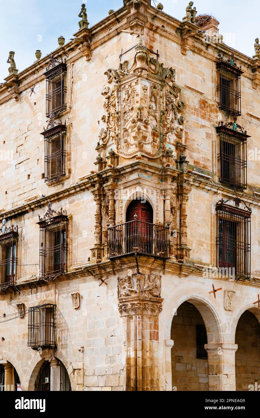 Palazzo del Marchese della conquista, il magnifico balcone d'angolo con stemmi si distingue dal complesso. Trujillo, Cáceres, Estremadura, Foto Stock