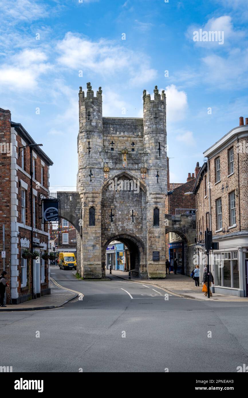 Paesaggio verticale dell'antica architettura di Monk Bar Gate che fa parte delle mura della città di York Foto Stock