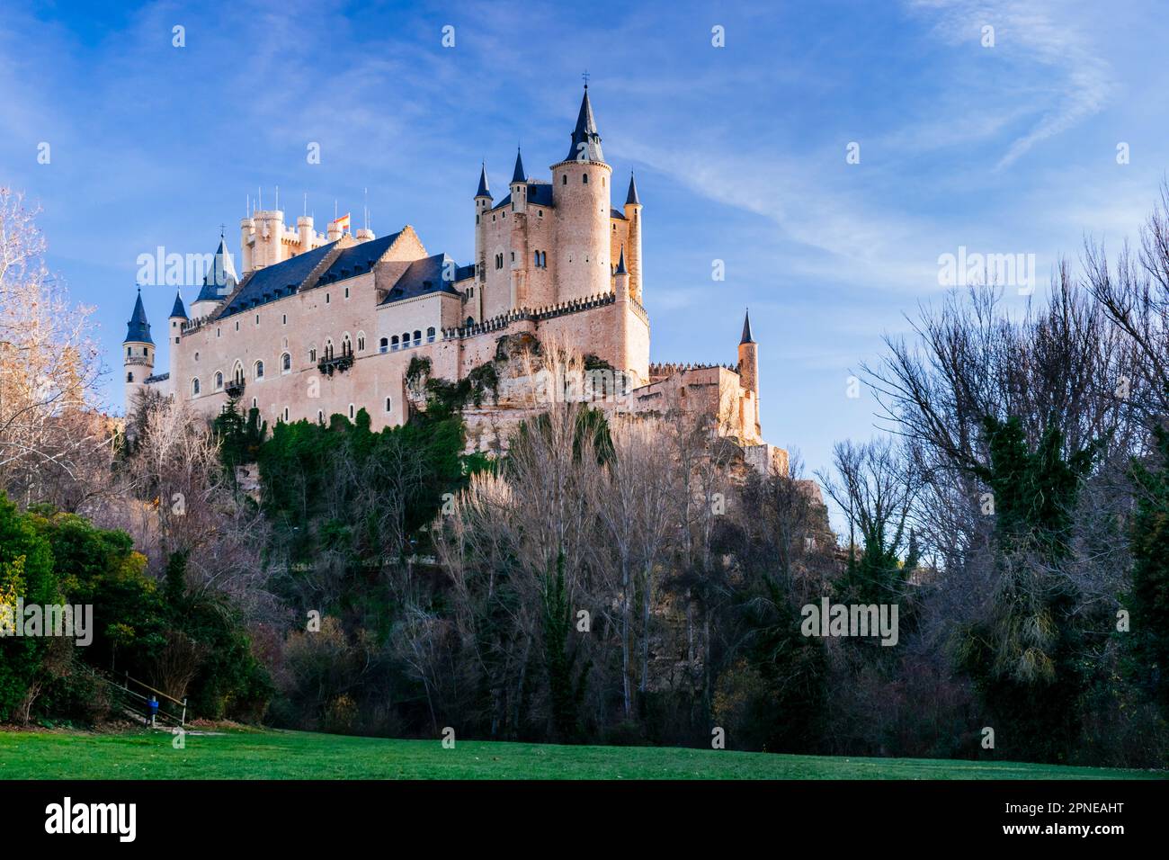 Alcázar di Segovia, il Castello di Segovia, è un castello medievale situato nella città di Segovia. Risorgendo su una falesia rocciosa. Il Alcázar fu costruito originariamente Foto Stock
