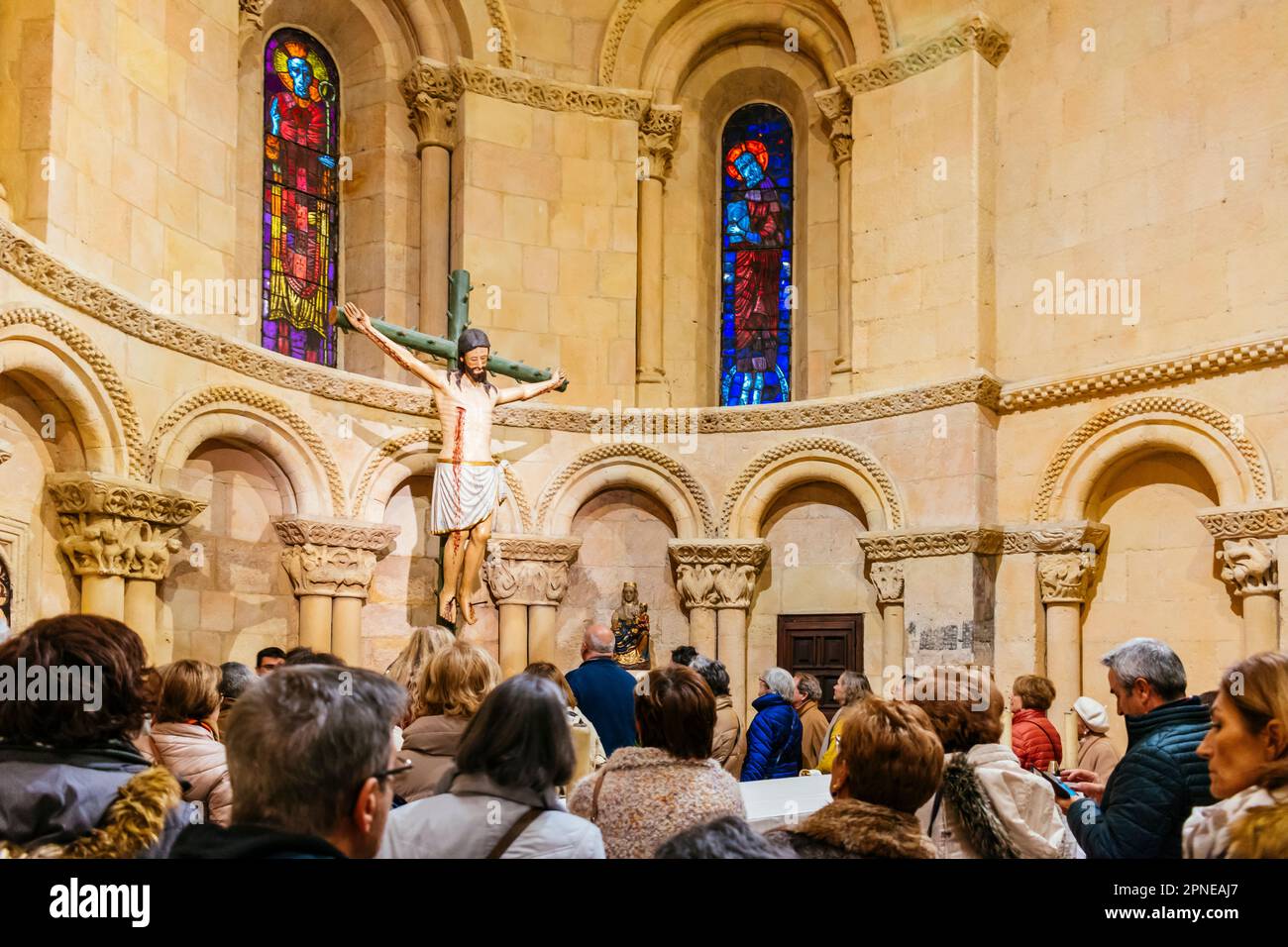Turisti durante una visita guidata alla chiesa di San Millán. La chiesa di San Millán. 11th ° secolo e 12th ° secolo. Segovia, Castilla y León, Spagna, Foto Stock