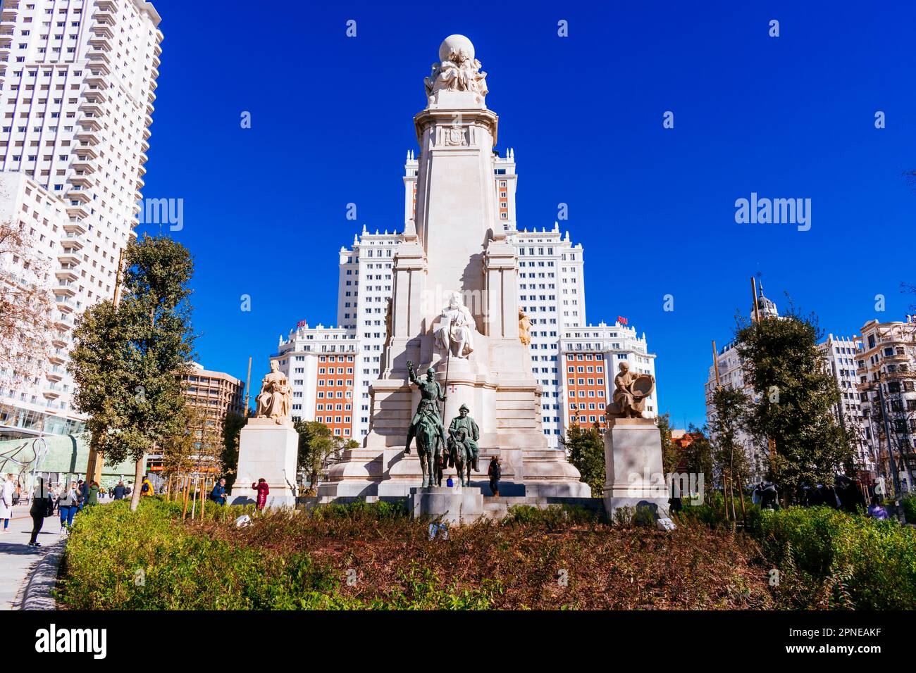 Monumento a Miguel de Cervantes, dietro l'edificio spagnolo - edificio España, e a sinistra la Torre de Madrid. Plaza de España - Piazza di Spagna. MAD Foto Stock