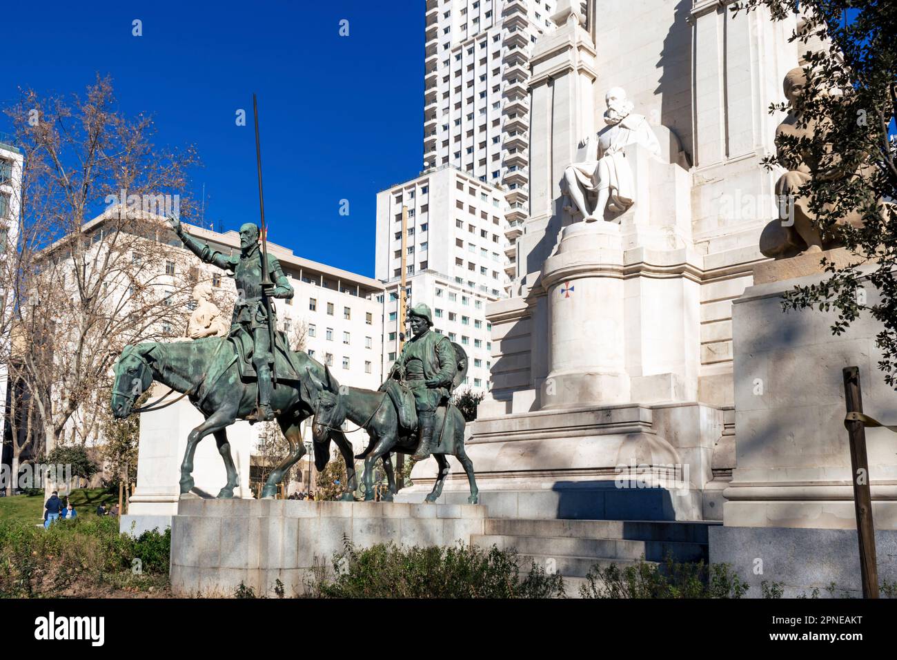 Particolare delle sculture di Don Chisciotte e Sancho Panza. Monumento a Miguel de Cervantes. Plaza de España - Piazza di Spagna. Madrid, Comunidad de Madrid Foto Stock