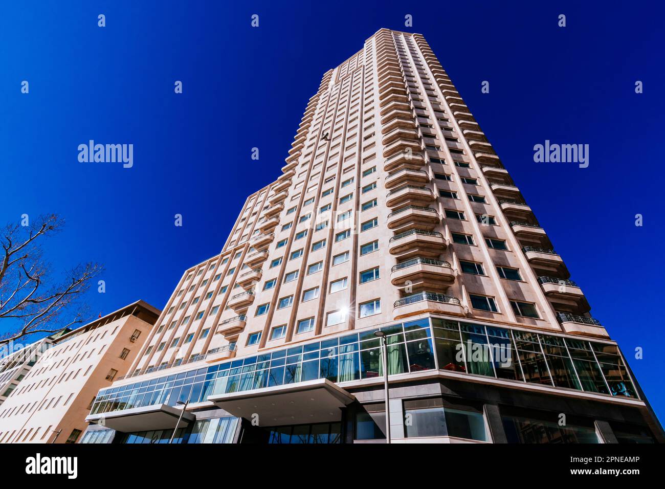Torre de Madrid, la Torre di Madrid, è uno degli edifici più alti di Madrid. Plaza de España, Piazza di Spagna, è una grande piazza e popolare meta turistica Foto Stock