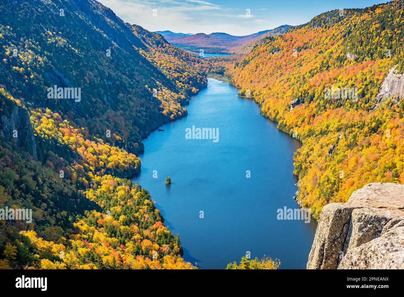 Lower Ausable Lake nelle Adirondack Mountains, New York state, USA durante i colori autunnali. Foto Stock
