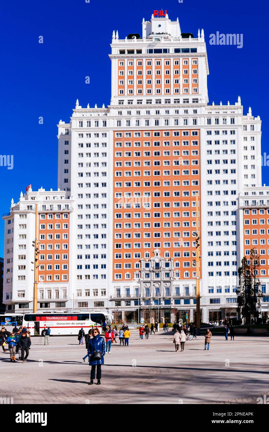 L'Hotel Riu Plaza España è uno storico grattacielo. Inaugurato nel 1953 con il nome di edificio España, edificio spagnolo, struttura a uso misto contenente un albergo, offi Foto Stock