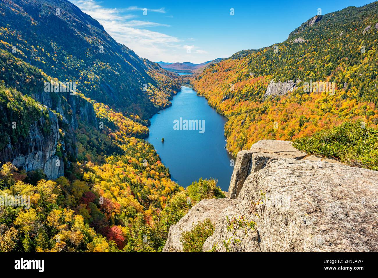 Lower Ausable Lake nelle Adirondack Mountains, New York state, USA durante i colori autunnali. Foto Stock