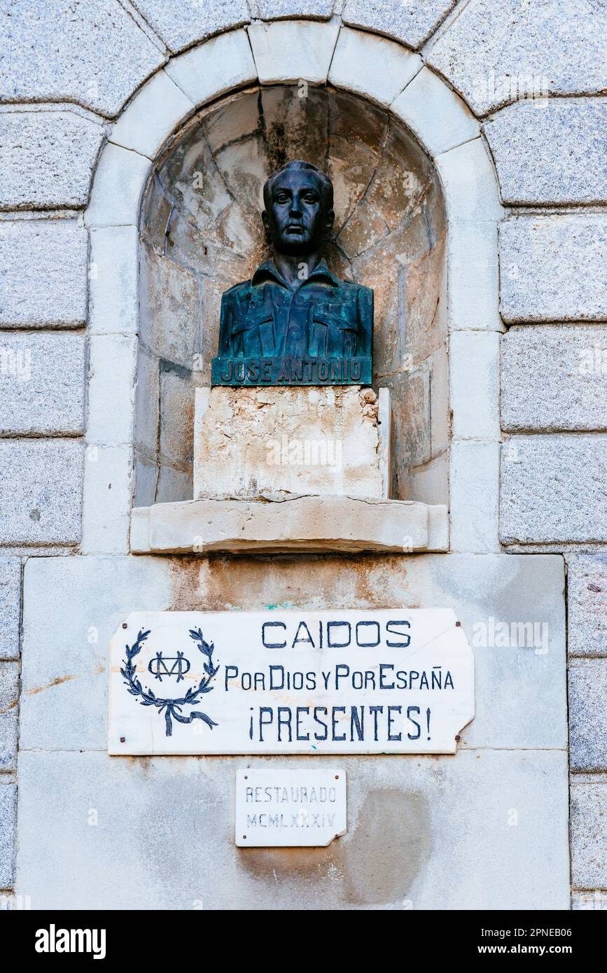 Particolare della nicchia con il busto di bronzo di Jose Antonio primo de Rivera, fondatore della Falange spagnola, un movimento politico di ideologia fascista. MO Foto Stock