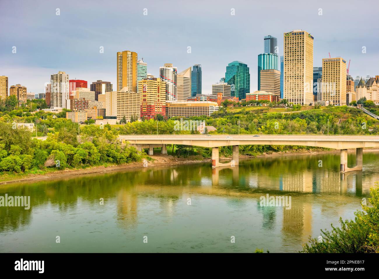 Skyline del centro di Edmonton Alberta Canada e del fiume North Saskatchewan. Foto Stock