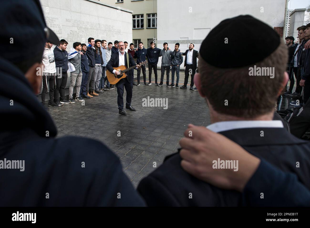 18 aprile 2023, Varsavia, Mazowieckie, Polonia: Un gruppo di studenti israeliani cantano al Muro del Monumento Umschlagplatz, che era l'ex cantiere di carico, dove dai 1942 ai 1943 tedeschi trasportarono ebrei dal Ghetto di Varsavia ai campi di sterminio. Quest'anno, il 19 aprile, il mondo celebrerà il 80th° anniversario della rivolta del Ghetto di Varsavia ''“, la prima rivolta metropolitana su larga scala nell'Europa occupata dai nazisti. L'rivolta divenne un simbolo eterno della resistenza degli ebrei polacchi contro l'Olocausto. Tra i 1942 e i 1943 tedeschi trasportarono oltre 300.000 ebrei dal Ghetto di Varsavia alla morte ca Foto Stock