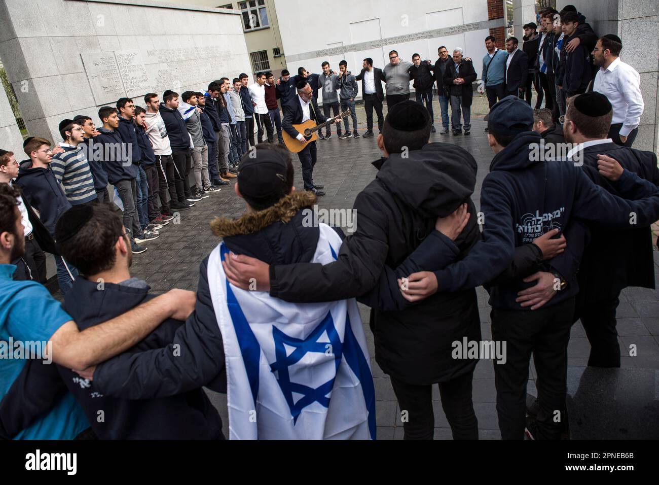 18 aprile 2023, Varsavia, Mazowieckie, Polonia: Un gruppo di studenti israeliani cantano al Muro del Monumento Umschlagplatz, che era l'ex cantiere di carico, dove dai 1942 ai 1943 tedeschi trasportarono ebrei dal Ghetto di Varsavia ai campi di sterminio. Quest'anno, il 19 aprile, il mondo celebrerà il 80th° anniversario della rivolta del Ghetto di Varsavia ''“, la prima rivolta metropolitana su larga scala nell'Europa occupata dai nazisti. L'rivolta divenne un simbolo eterno della resistenza degli ebrei polacchi contro l'Olocausto. Tra i 1942 e i 1943 tedeschi trasportarono oltre 300.000 ebrei dal Ghetto di Varsavia alla morte ca Foto Stock