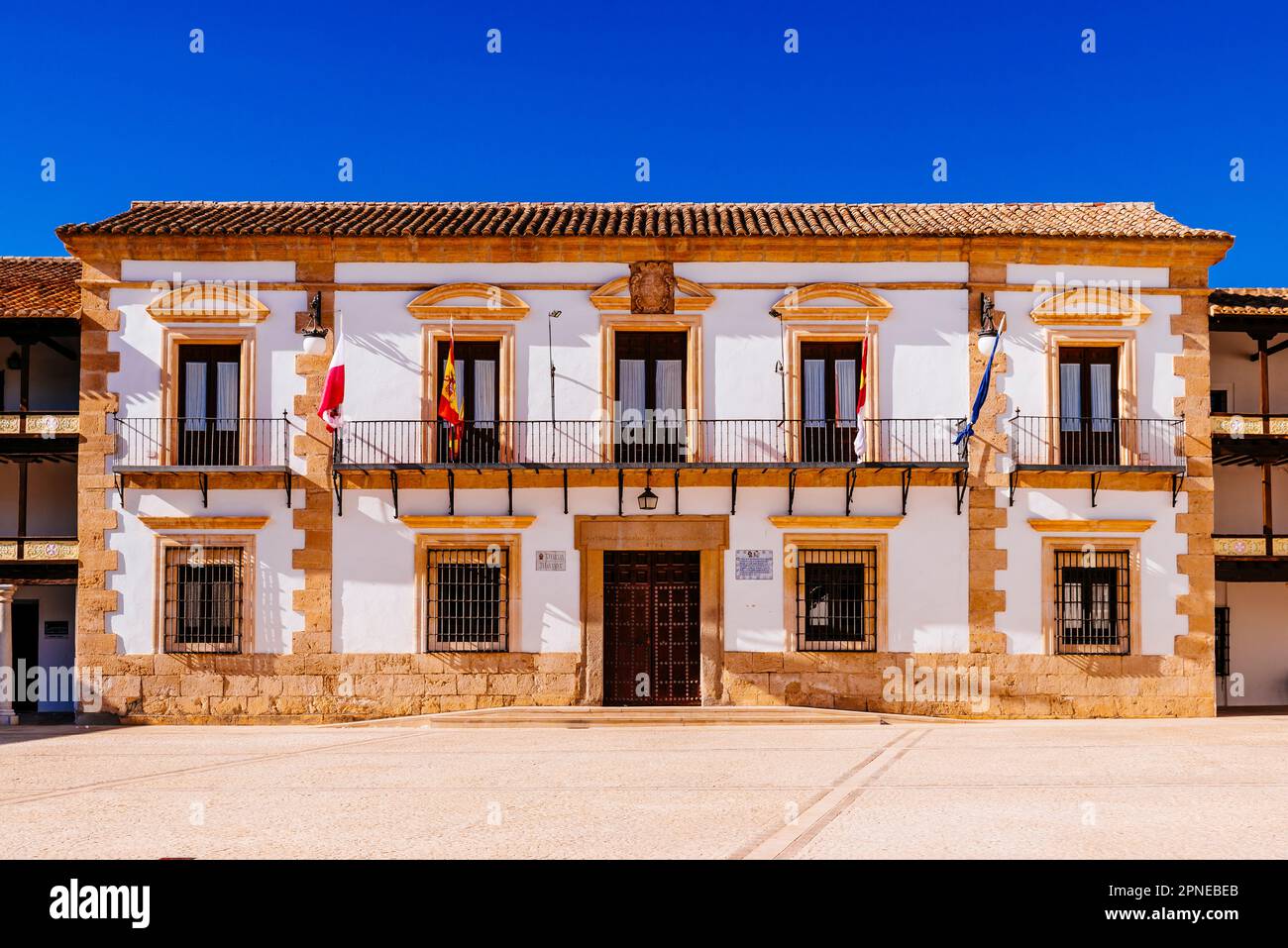 Municipio nella piazza principale - Plza Mayor. Tembleque, Toledo, Castilla-la Mancha, Spagna, Europa Foto Stock