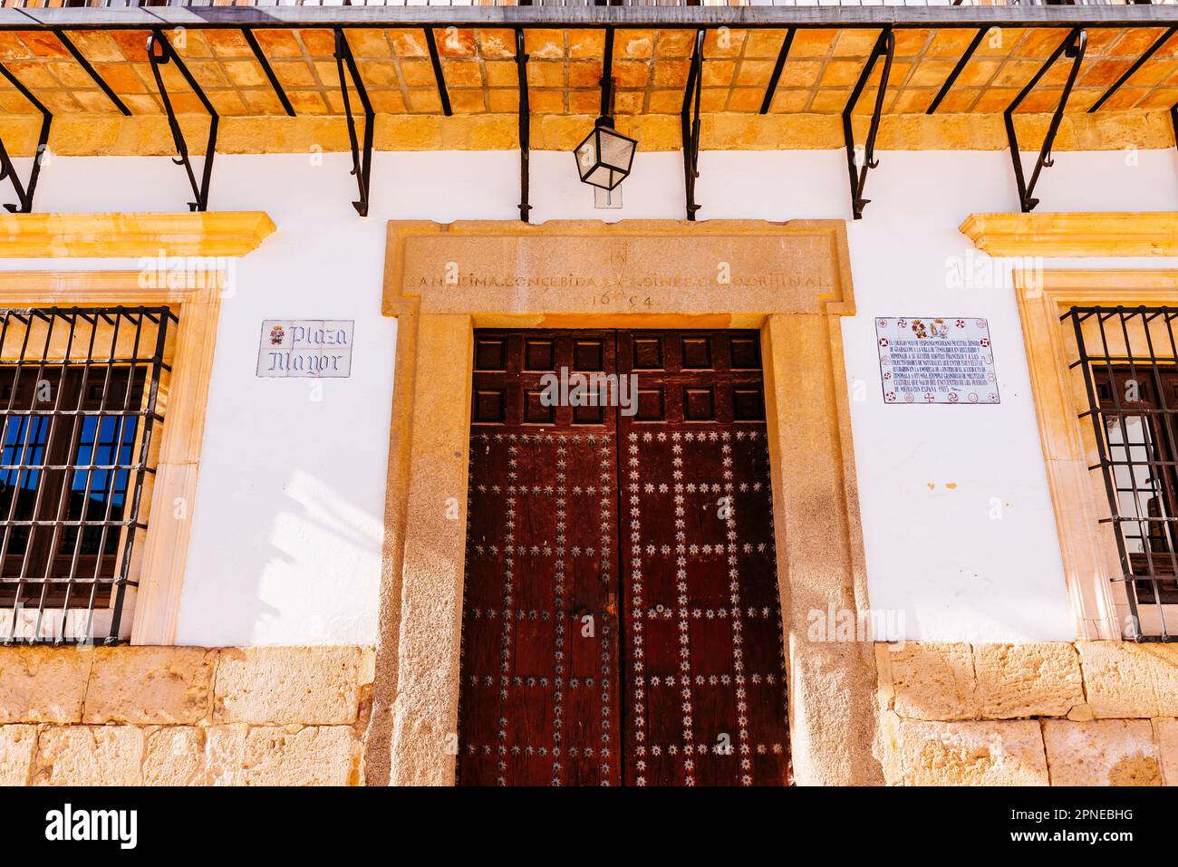 Dettaglio ingresso e porta in legno. Municipio nella piazza principale - Plaza Mayor. Tembleque, Toledo, Castilla-la Mancha, Spagna, Europa Foto Stock