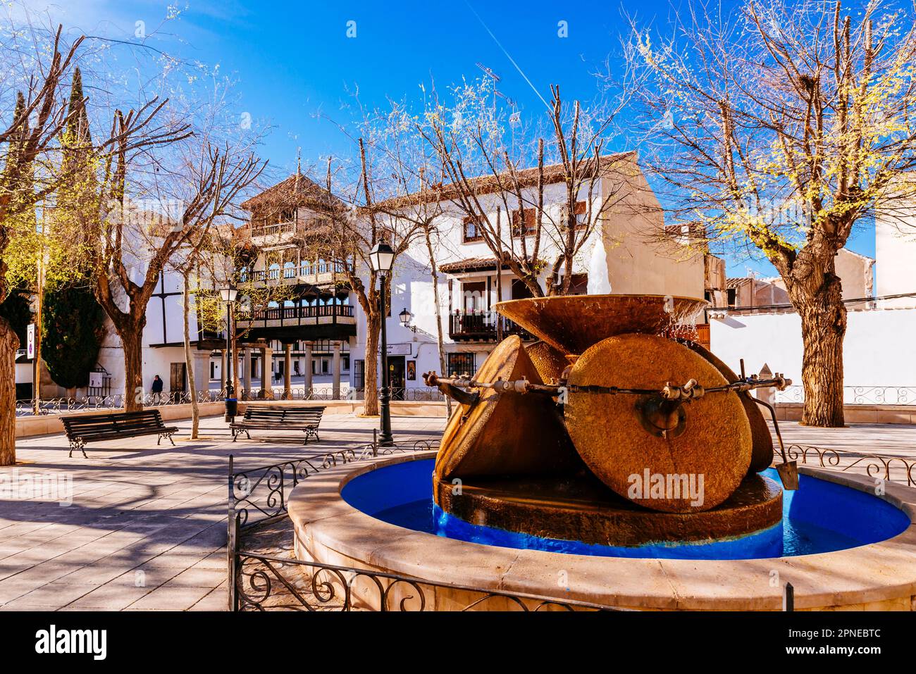 Fontana con ruote mulino in Plaza Orden - Piazza Orden. Tembleque, Toledo, Castilla-la Mancha, Spagna, Europa Foto Stock
