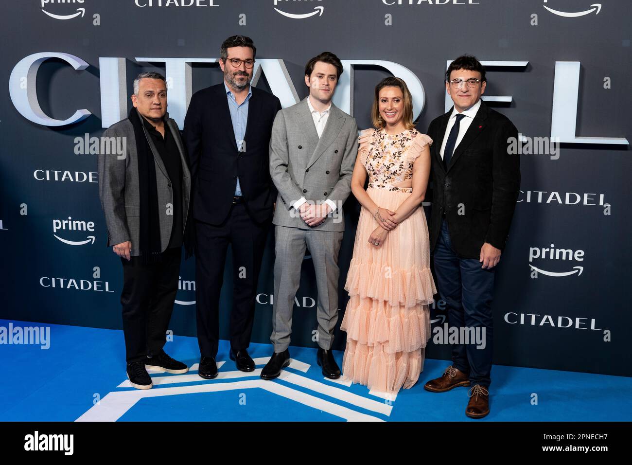 (Da sinistra a destra) Joe Russo, ospite, David Weil, Angela Russo Otstot e Anthony Russo, Partecipa alla prima mondiale della nuova serie Amazon prime Video Citadel al Theatre Royal, Drury Lane, a Londra. Data immagine: Martedì 18 aprile 2023. Foto Stock