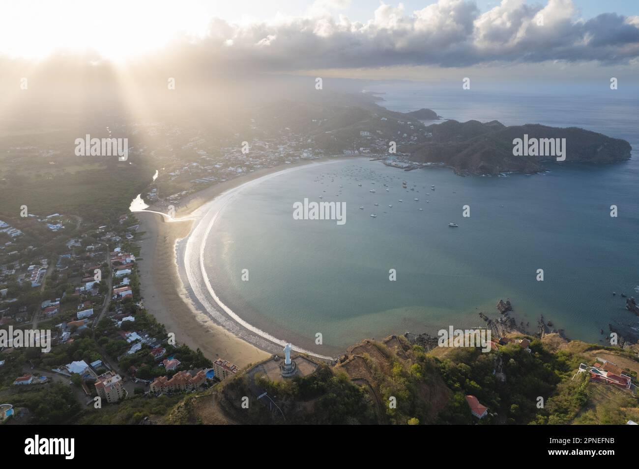 Luce mattutina luminosa vista aerea della baia di San Juan del sur Foto Stock