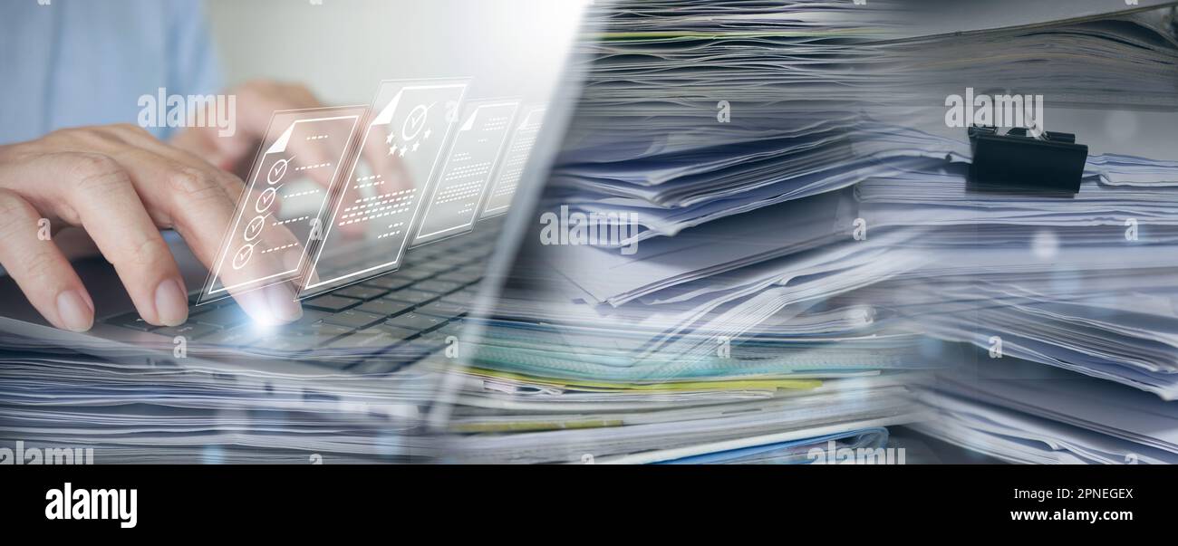 Document Management System (DMS): L'uomo d'affari digitalizza pile di carta per andare senza carta. ERP (Enterprise Resource Planning), gestione dei documenti elettronici, o Foto Stock