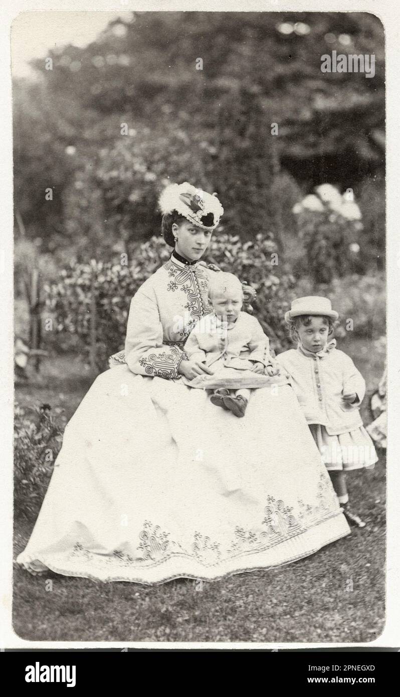Regina Alexandra con il Principe Alberto Vittorio, Duca di Clarence e Avondale e Re Giorgio V, di W & D Downey, 1866 Foto Stock