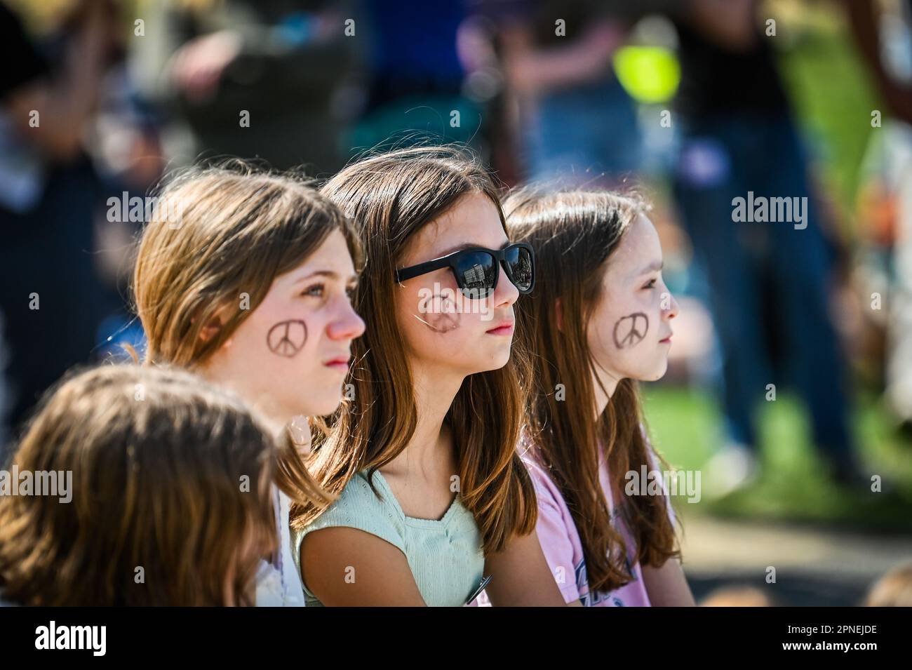 I giovani del 2023° Rally for the Planet della Youth lobby presso la Vermont state House, Montpelier, VT, USA, hanno simboli di pace sul loro volto. Foto Stock