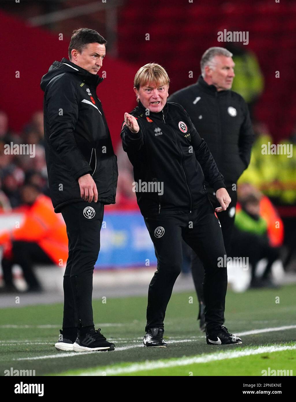 Paul Heckingbottom (a sinistra) e l'assistente manager Stuart McCall discutono mentre Nigel Pearson, manager della città di Bristol (a destra), guarda durante la partita del campionato Sky Bet a Bramall Lane, Sheffield. Data immagine: Martedì 18 aprile 2023. Foto Stock