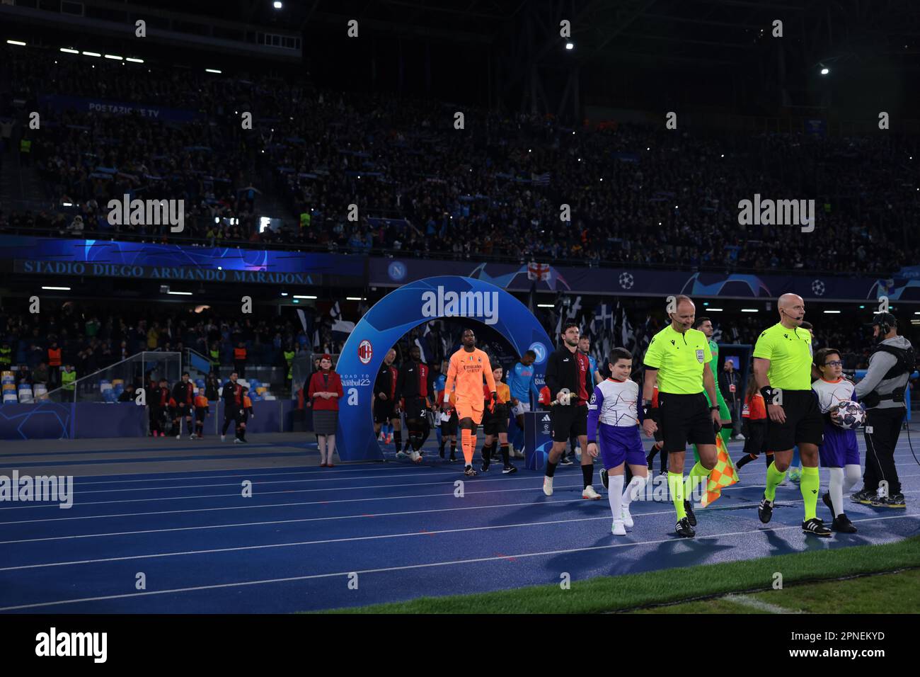 Napoli, Italia. 18th Apr, 2023. I giocatori e gli ufficiali entrano nel campo di gioco con le mascotte per la partita della UEFA Champions League allo Stadio Diego Armando Maradona, Napoli. Il credito per le immagini dovrebbe essere: Jonathan Moskrop/Sportimage Credit: Sportimage/Alamy Live News Foto Stock