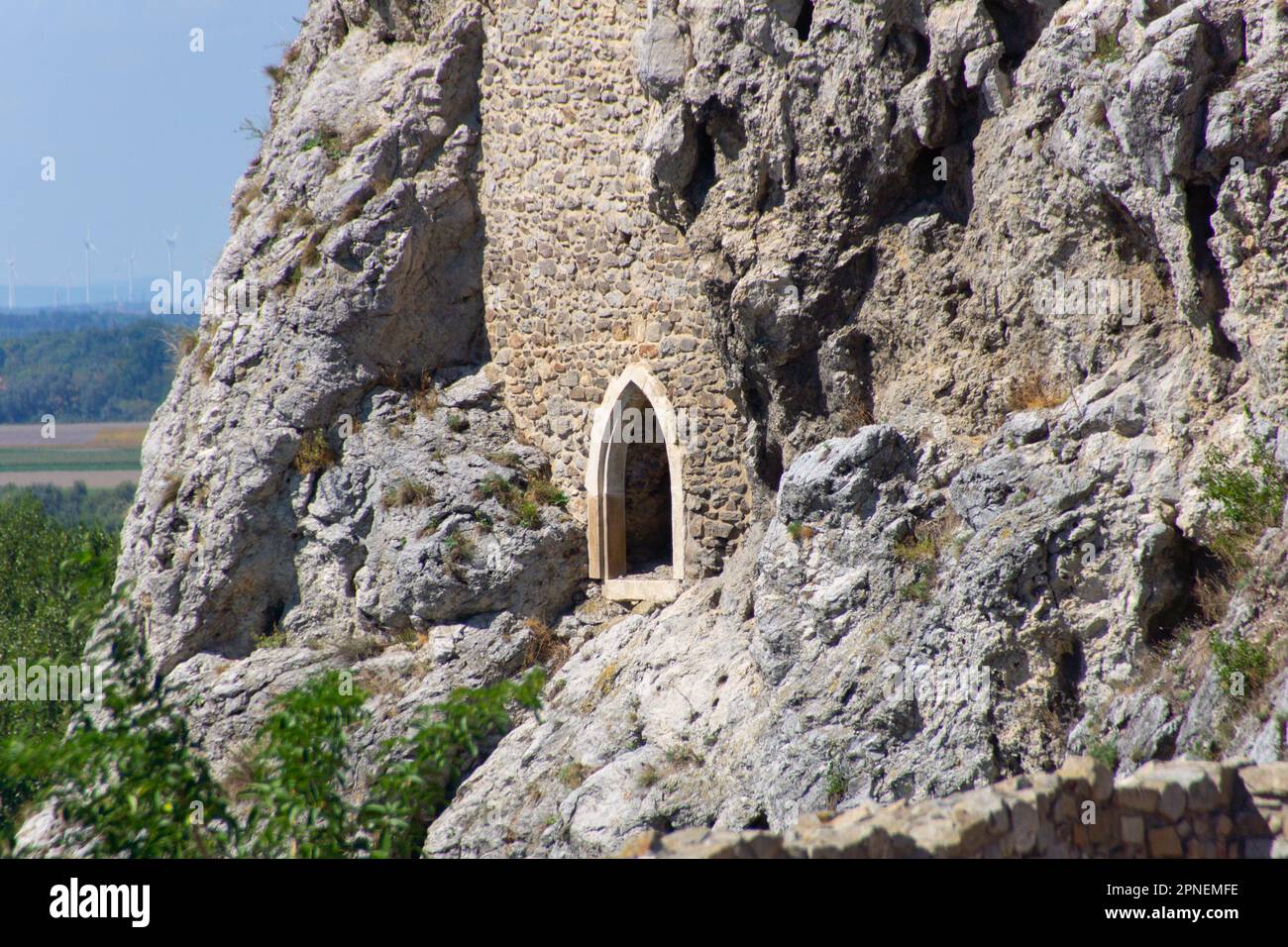 Alter Eingang der Burgruine Theben an der Slowakischen Grenze Foto Stock