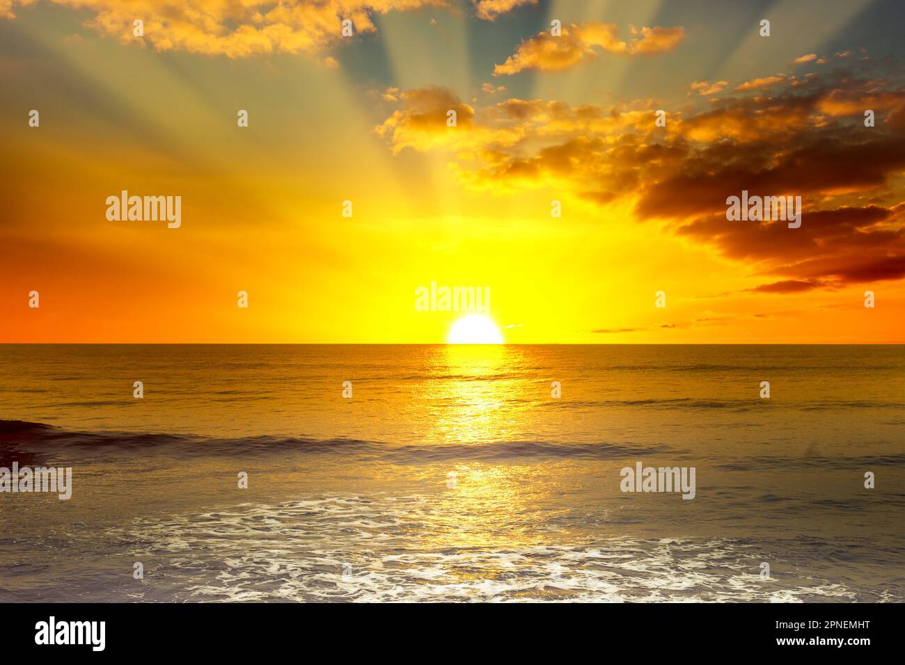 Maestosa e luminosa alba sull'oceano e onde luminose sul mare blu. Foto Stock