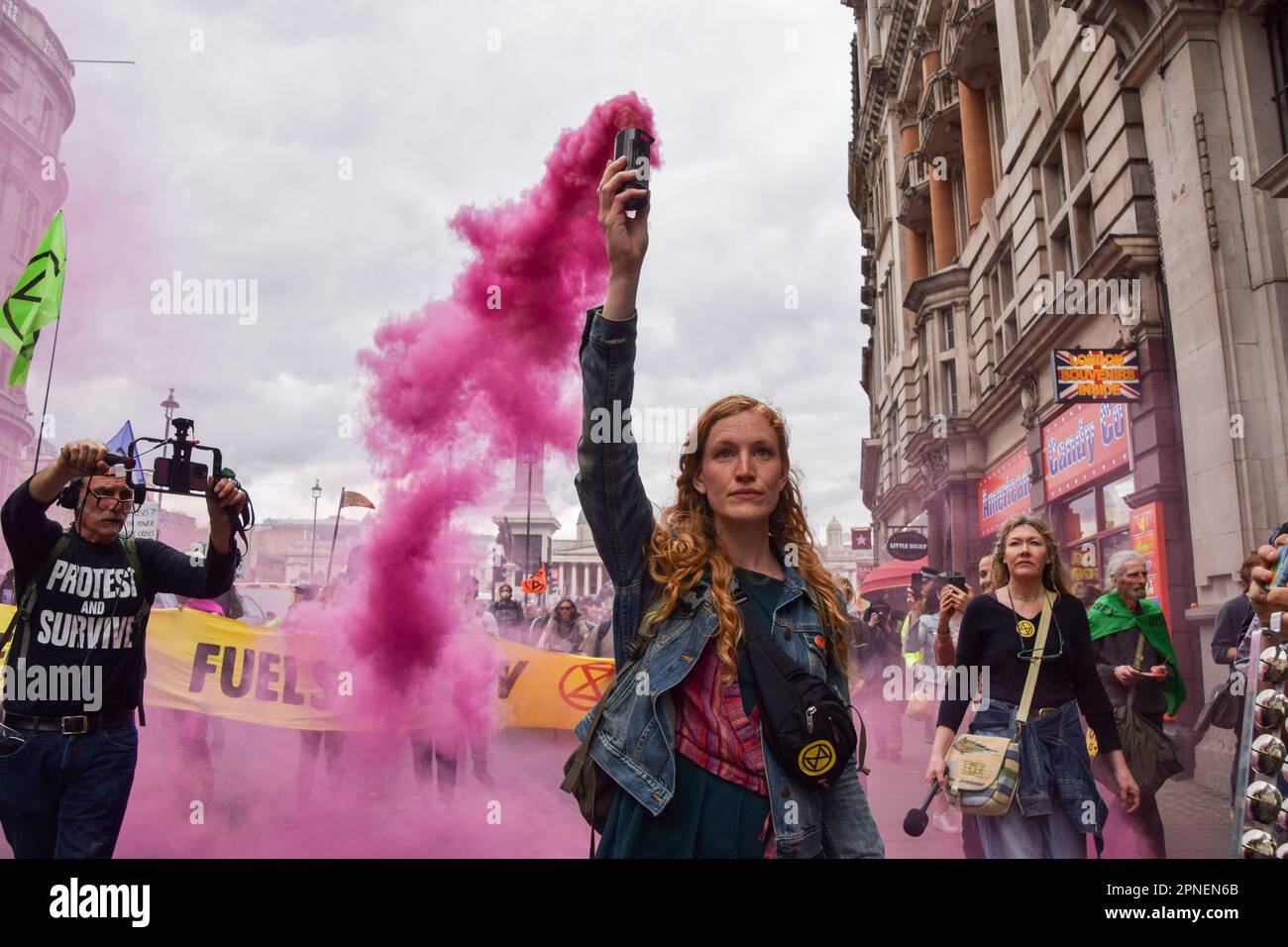 Londra, Regno Unito, 13th aprile 2022. I manifestanti della ribellione hanno marciato attraverso il centro di Londra, chiedendo che il governo agisca sulla crisi ecologica e climatica. Foto Stock