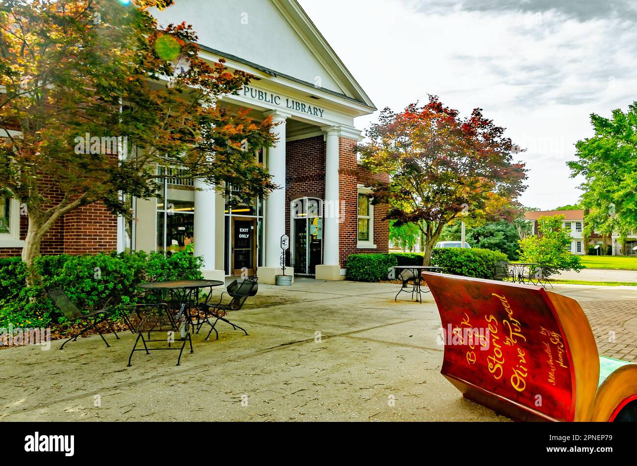 La biblioteca pubblica di Bay Minette è raffigurata con una panca di libri artistici, il 16 aprile 2023, a Bay Minette, Alabama. Foto Stock