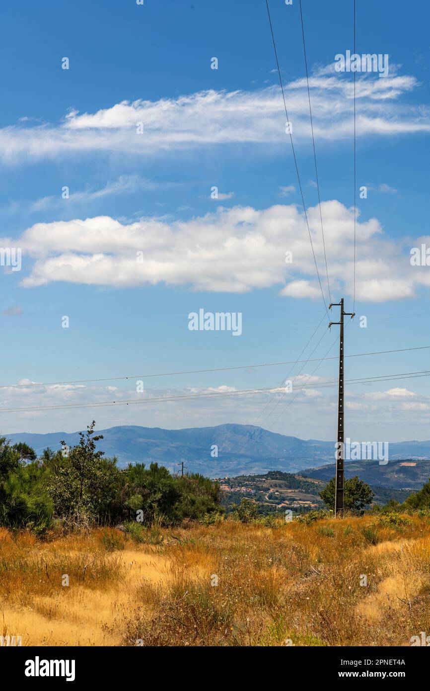 Progetto di energia per turbine eoliche situato nella campagna settentrionale del Portogallo Foto Stock