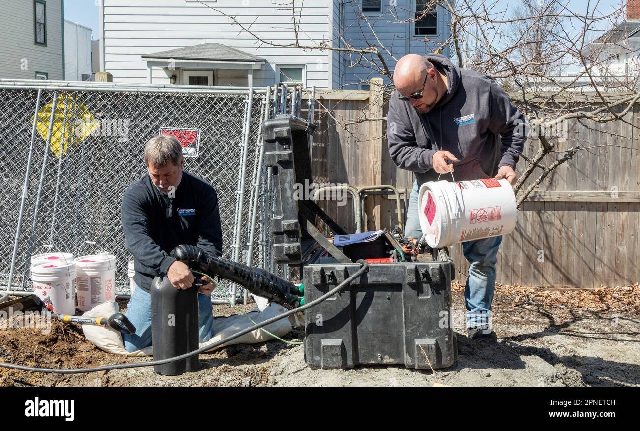 Marzo 27, 2023. Beverly, ma. Test di conducibilità termica. Cementazione di bene di prova. Installazione di un pozzo di prova per determinare il terreno geotermico esistente Foto Stock