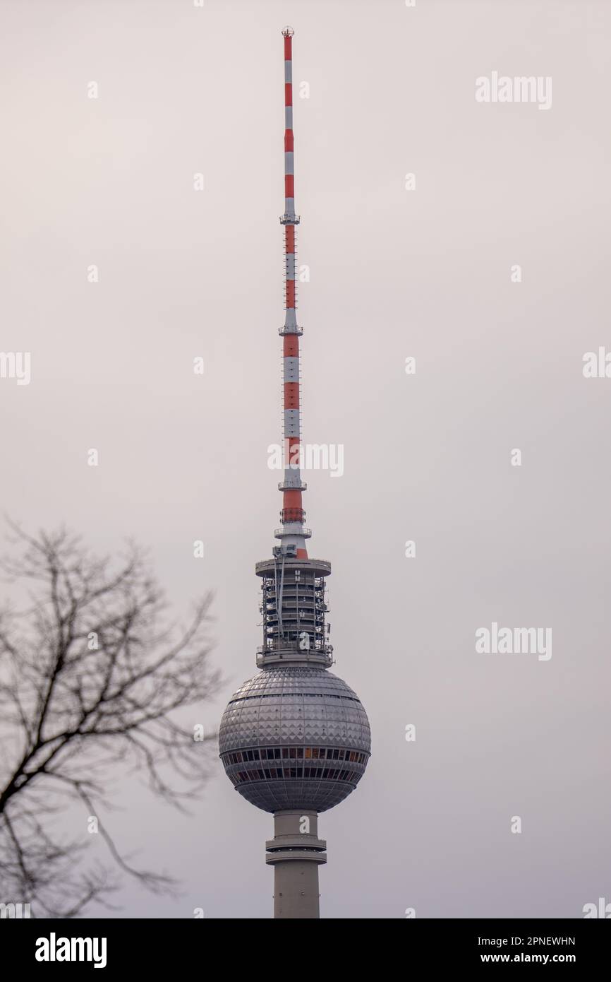 Il Berliner Fernsehturm o Fernsehturm Berlin (Italiano: Torre televisiva di Berlino) è la torre televisiva più alta nel centro di Berlino a 368 metri (1,2 Foto Stock
