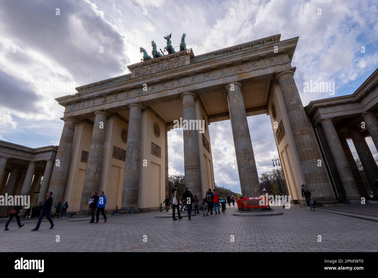 La porta di Brandeburgo un monumento neoclassico del 18th° secolo a Berlino, costruito su ordine del re prussiano Federico Guglielie Foto Stock