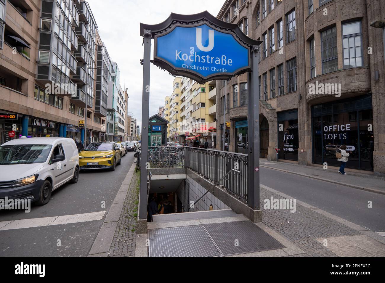 Stazione della metropolitana (Kochstrasse) vicino a Checkpoint Charlie il più noto punto di attraversamento del Muro di Berlino tra Berlino Est e Berlino Ovest durante il freddo Foto Stock