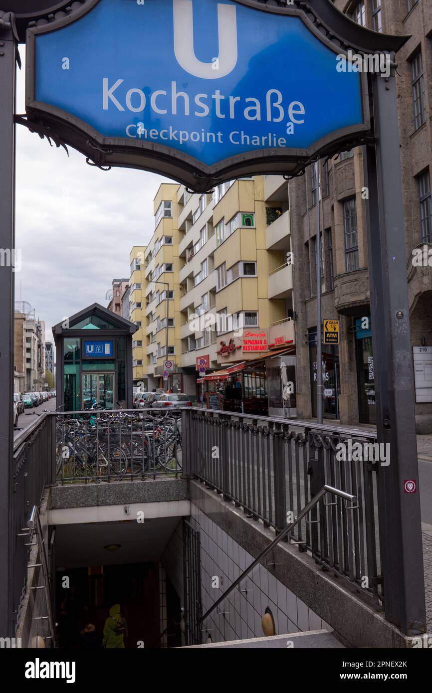 Stazione della metropolitana (Kochstrasse) vicino a Checkpoint Charlie il più noto punto di attraversamento del Muro di Berlino tra Berlino Est e Berlino Ovest durante il freddo Foto Stock