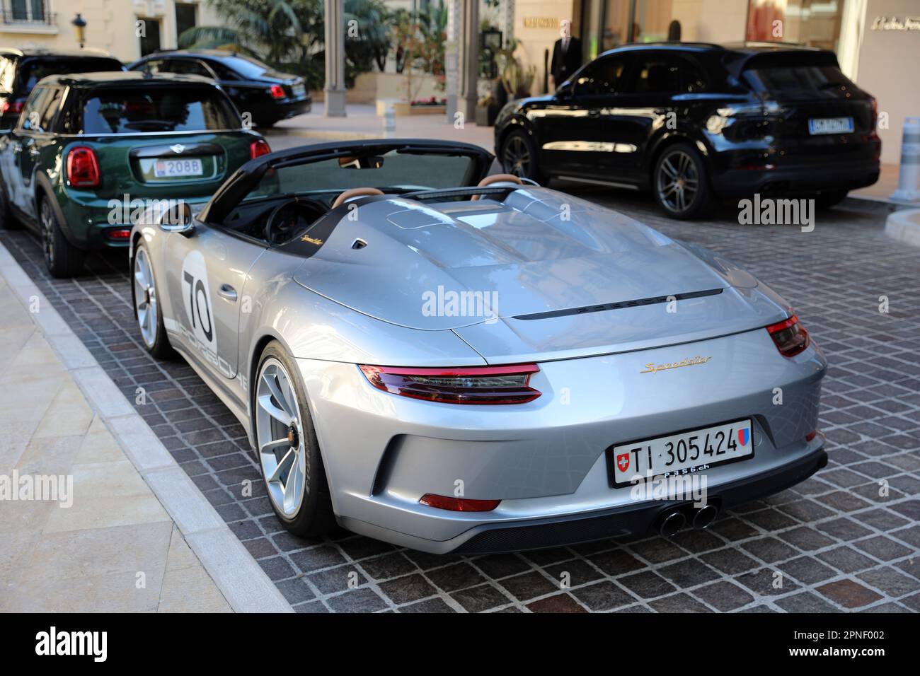 Monte-Carlo, Monaco - 16 aprile 2023: Vista posteriore di tre quarti di una sorprendente Porsche Speedster grigia e bianca, con targa svizzera Foto Stock