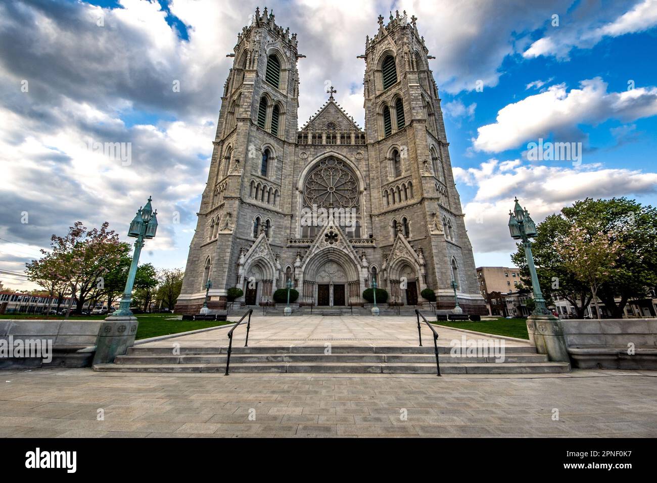 Newark, NJ - USA - 17 aprile 2023 Vista orizzontale della Cattedrale in stile gotico francese della Basilica del Sacro cuore, sede della CA romana Foto Stock