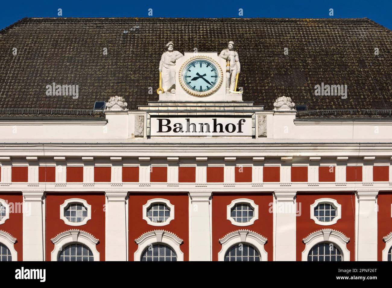 Lavoratori del ferro e minatore accanto all'orologio sul tetto alla stazione centrale di Hamm, Germania, Renania settentrionale-Vestfalia, Ruhr Area, Hamm Foto Stock