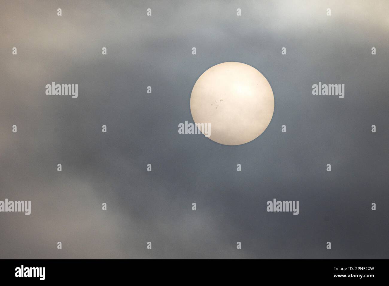 Nebbia di fronte al sole con punti solari visibili, Germania, Baviera Foto Stock