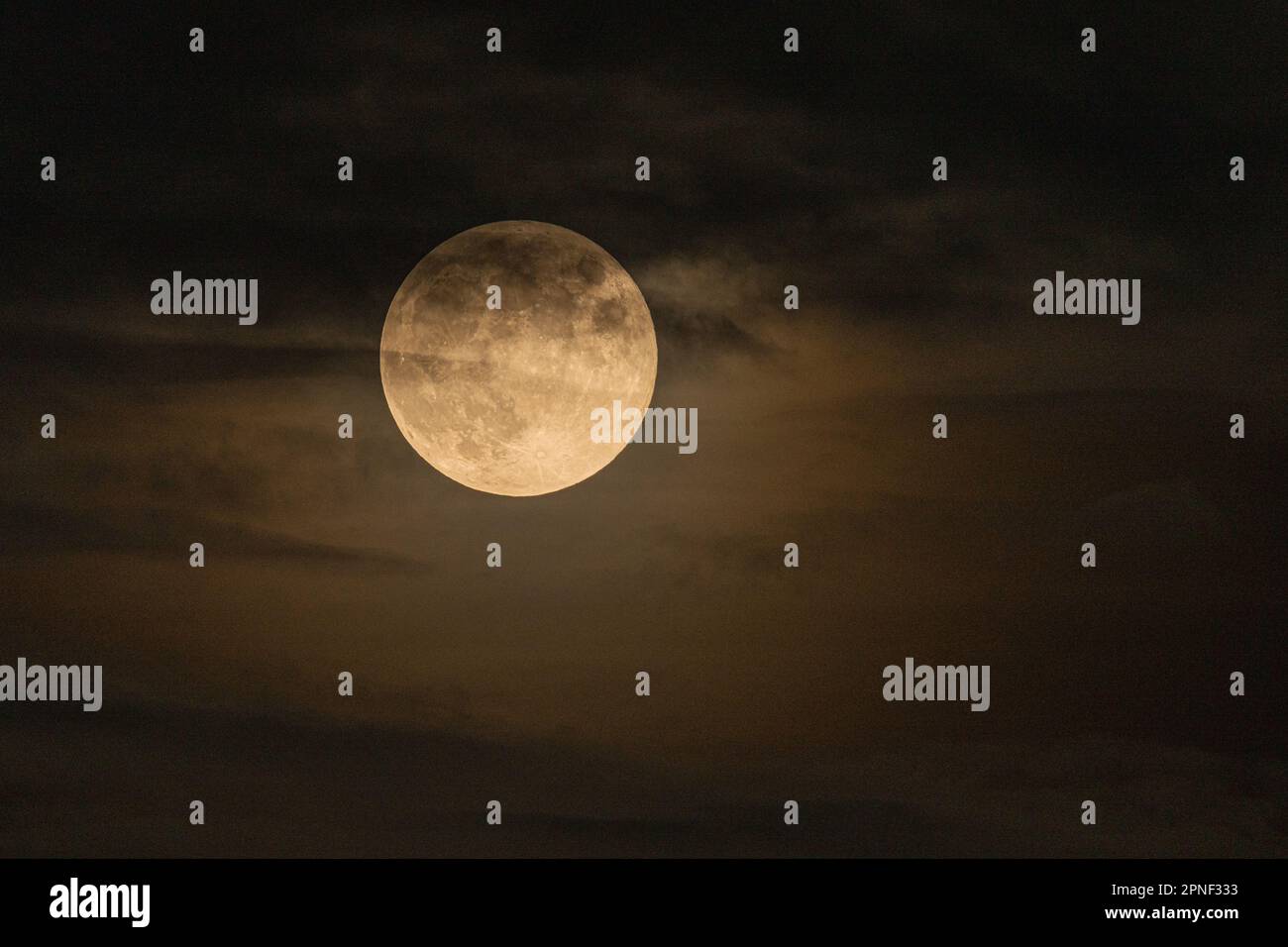 Luna piena, in parte coperta da nuvole in movimento, Germania Foto Stock