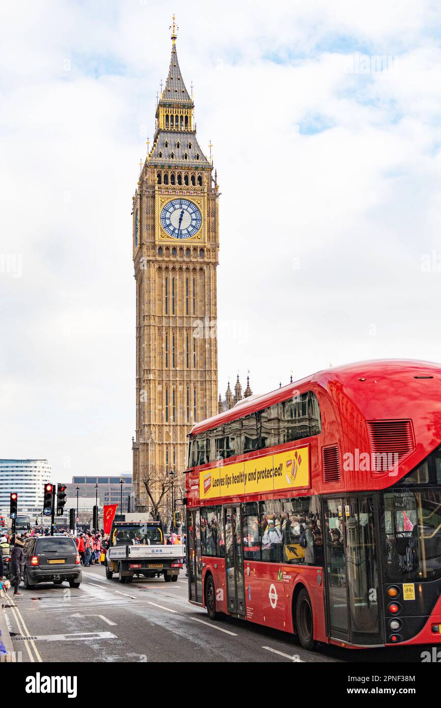 Big ben con autobus a due piani, Regno Unito, Inghilterra, Londra Foto Stock