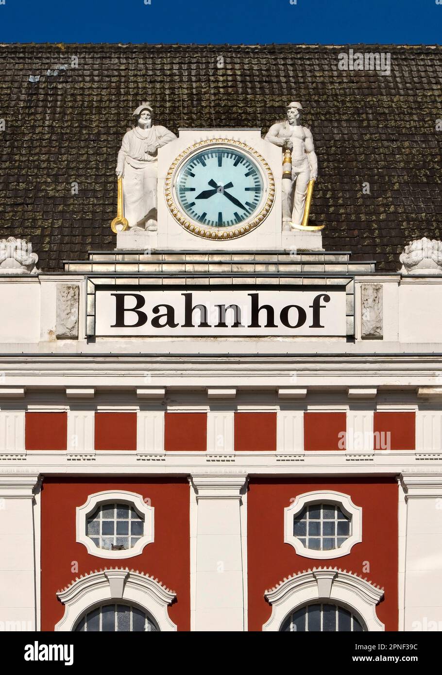 Lavoratori del ferro e minatore accanto all'orologio sul tetto alla stazione centrale di Hamm, Germania, Renania settentrionale-Vestfalia, Ruhr Area, Hamm Foto Stock