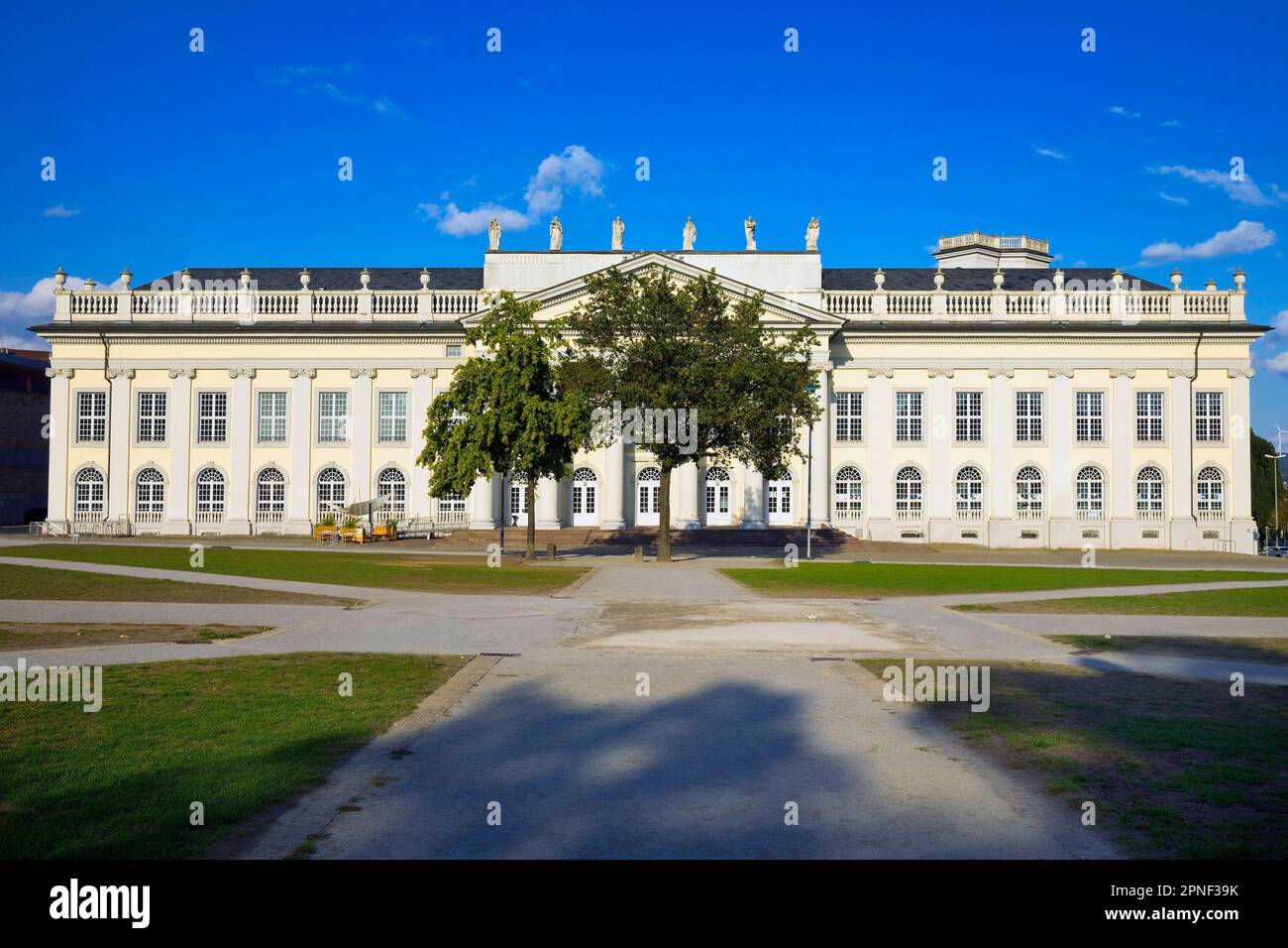 Fridericianum con un albero di quercia piantato da Beuys alla sua scultura Stadtverwaldung statt Stadtverwaltung (foresta cittadina invece di città) Foto Stock