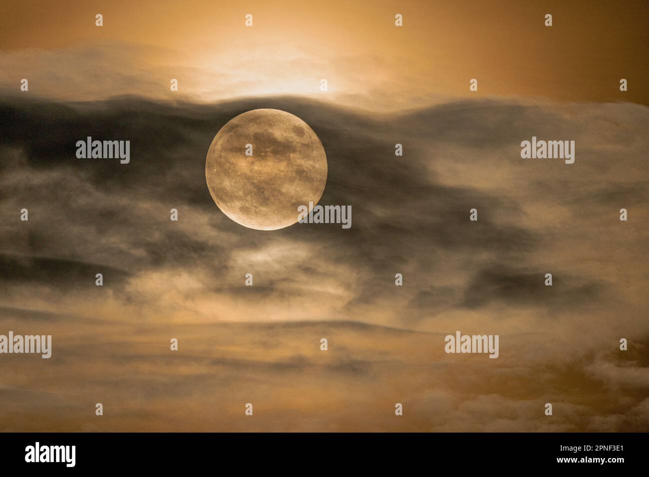 Luna piena, in parte coperta da nuvole in movimento, Germania Foto Stock