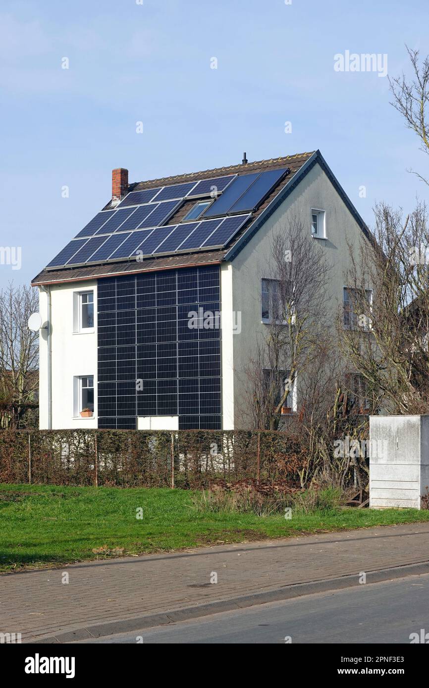 Tetto e facciata di un edificio residenziale con impianti fotovoltaici, Germania, Renania settentrionale-Vestfalia Foto Stock